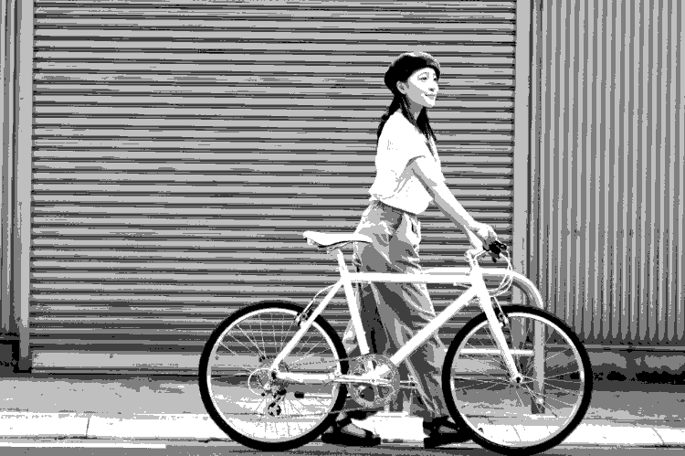 自転車に乗る女性